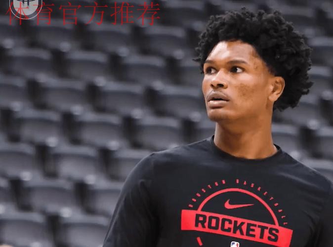 严阵以待！火箭社媒晒火箭球员进行赛前热身的花絮视频